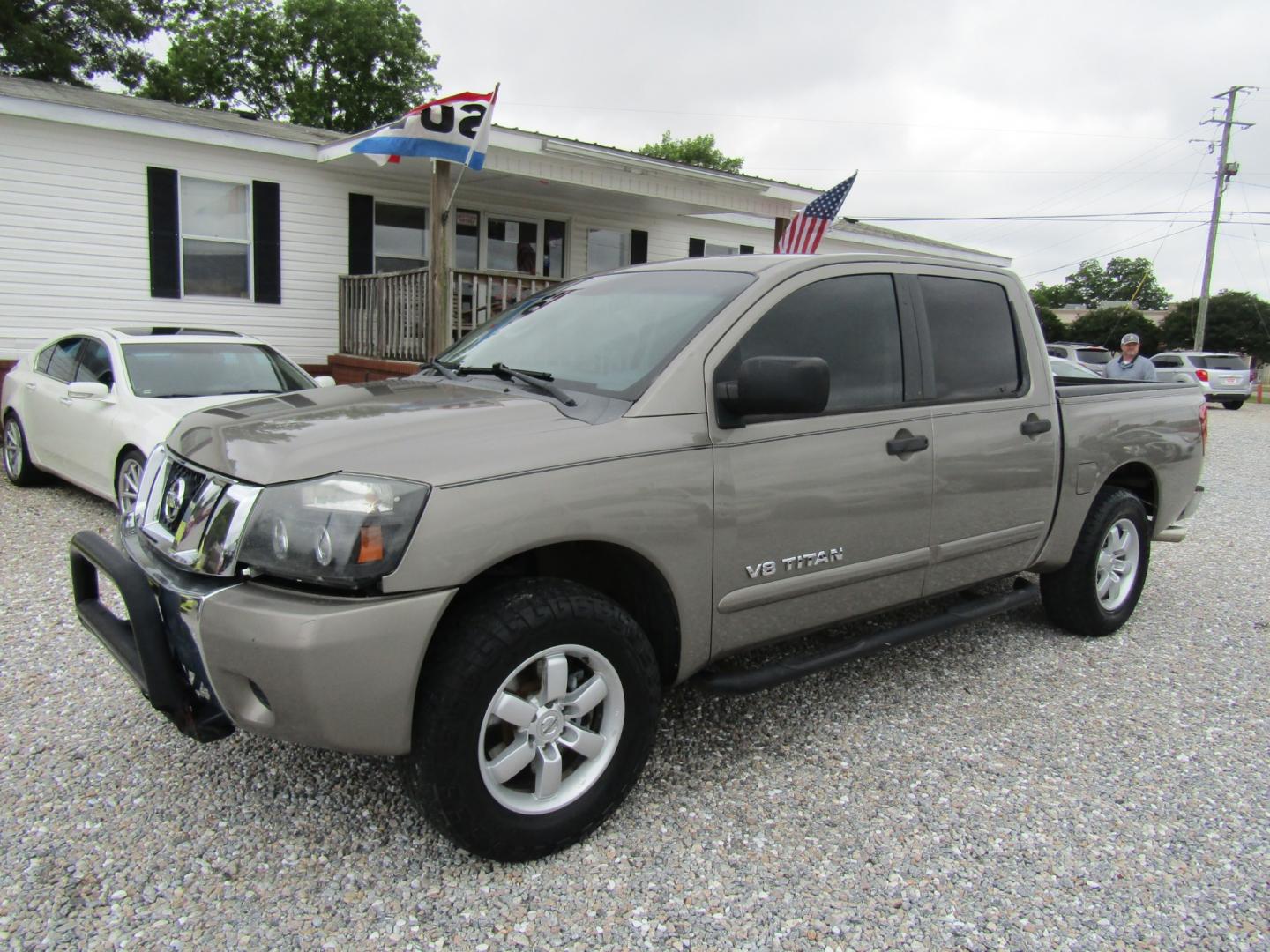 2008 Gray Nissan Titan LE Crew Cab 2WD SWB (1N6AA07DX8N) with an 5.6L V8 DOHC 32V engine, Automatic transmission, located at 15016 S Hwy 231, Midland City, AL, 36350, (334) 983-3001, 31.306210, -85.495277 - Photo#2